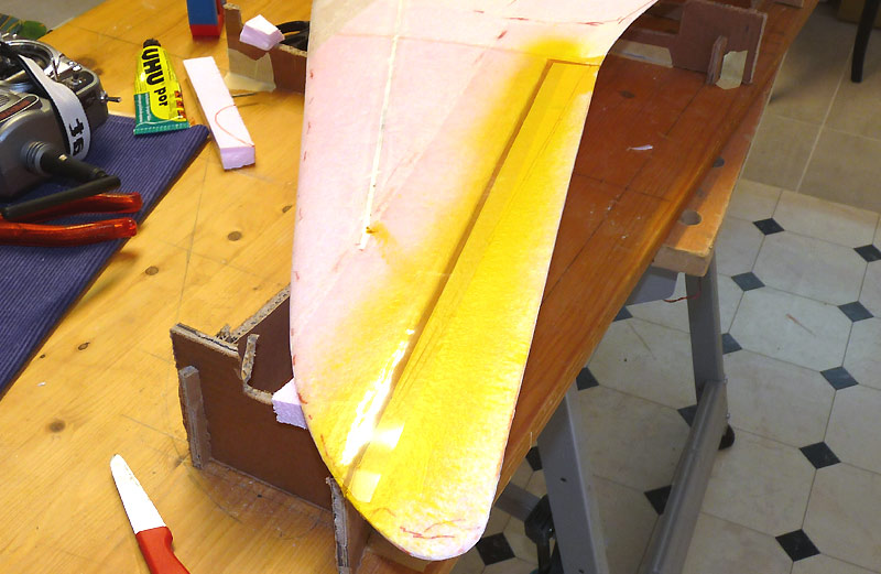 Bau-Bild Horten-9 Puscher - Ruderspalt �berkleben