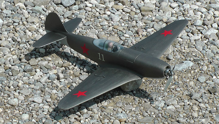 Mini Jak-9U im Kiesbett