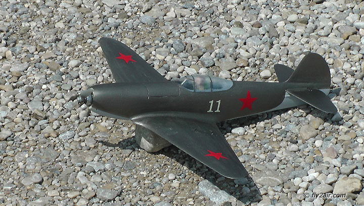 Mini Jak-9U im Kiesbett