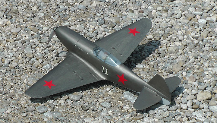 Mini Jak-9U im Kiesbett