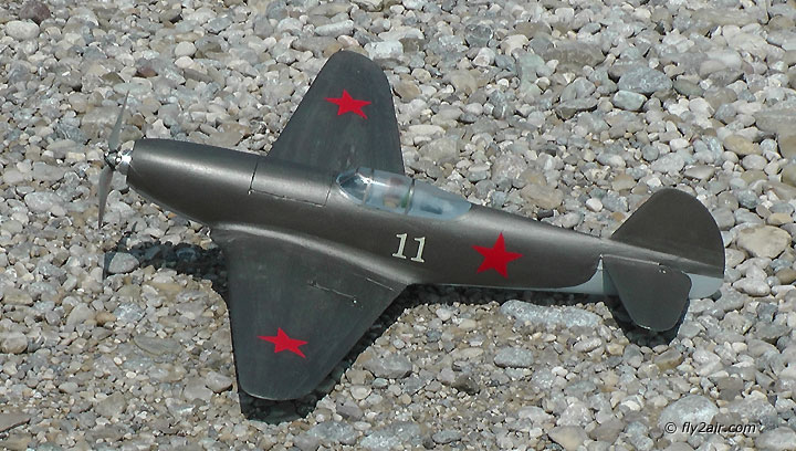 Mini Jak-9U im Kiesbett