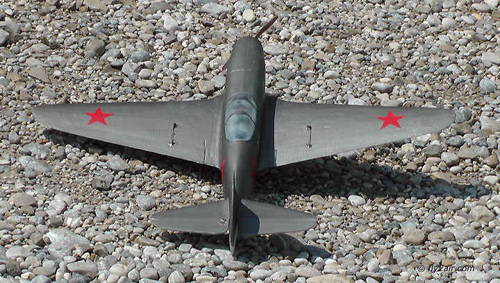 Mini Jak-9U im Kiesbett