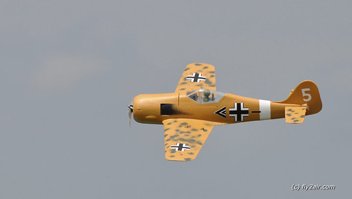 Mini FW-190A im Flug