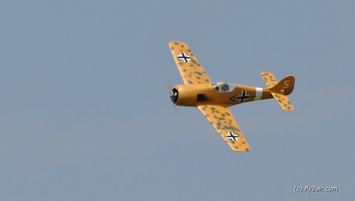 Mini FW-190A im Flug