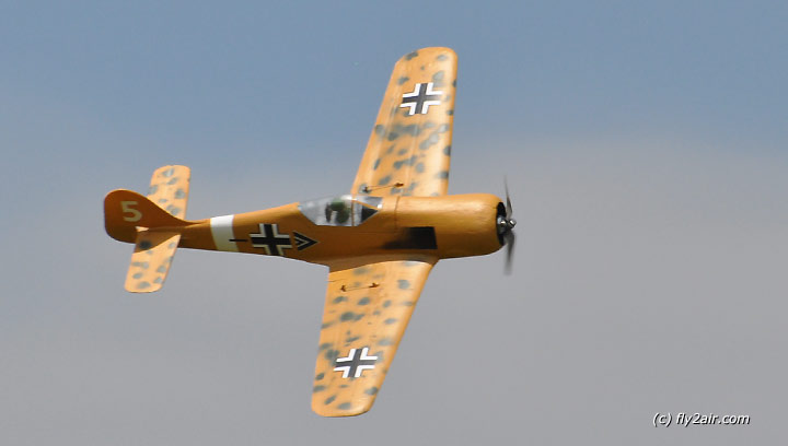 Mini FW-190A im Flug