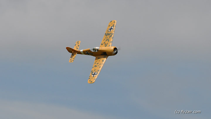 Mini FW-190A im Flug