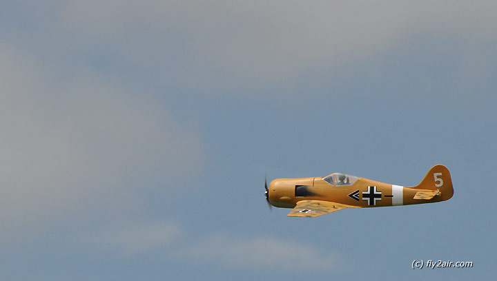 Mini FW-190A im Flug