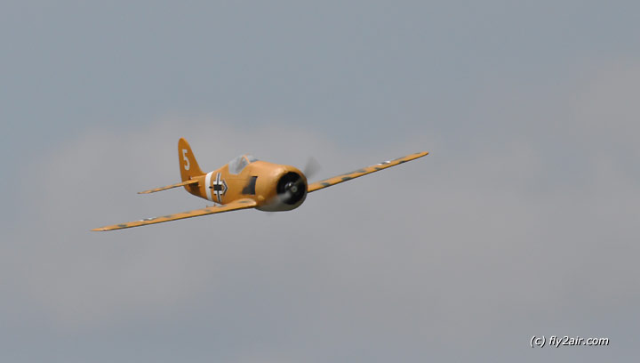 Mini FW-190A im Flug