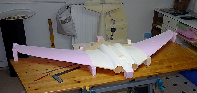 fly2air.com - Horten-9 V3 P2 mit Schubrohren